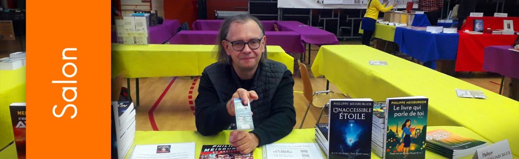 Philippe Meisburger entouré de ses livres au Salon du livre d'Illfurth, le 5 octobre 2025