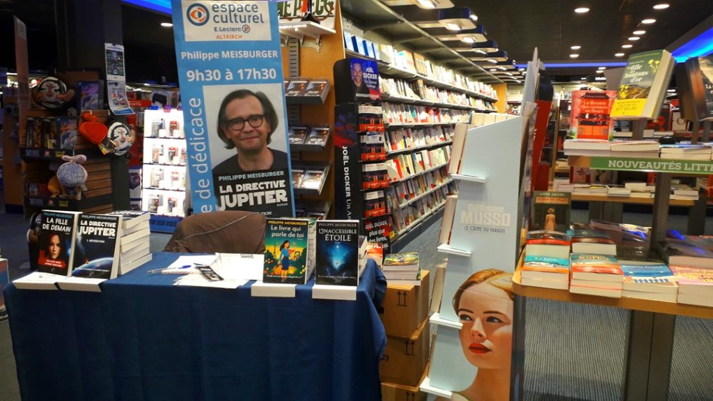 Mon stand et le kakemono annonçant ma dédicace à l'espace culturel du Leclerc d'Altkirch (28 mars 2026)