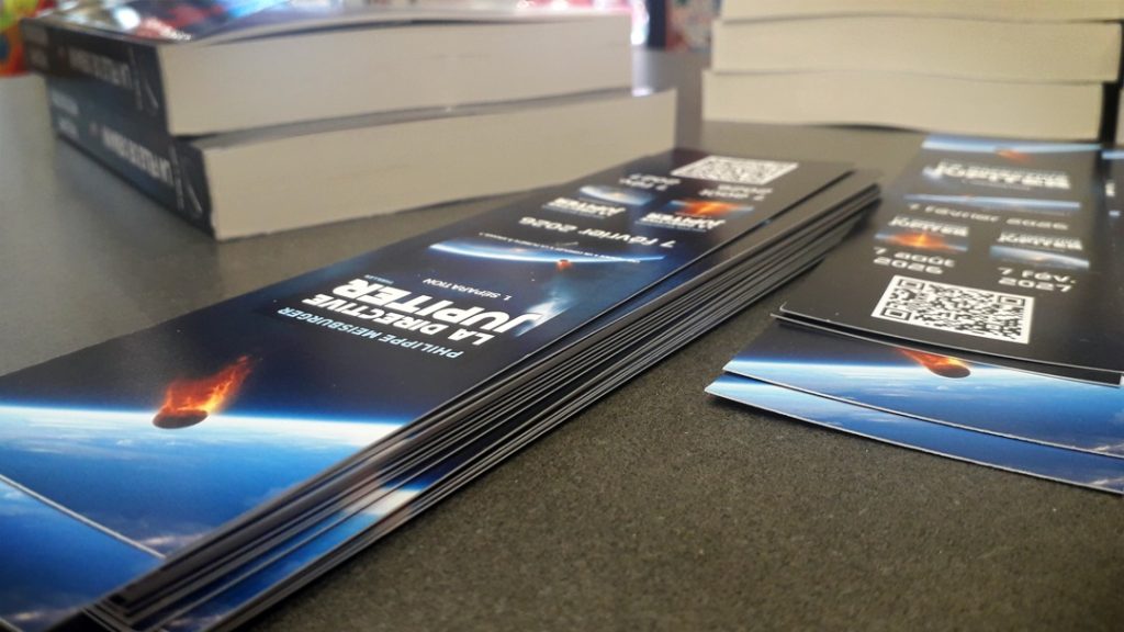 Des exemplaires du marque page promotionnel du roman Thriller d'anticipation "La directive Jupiter" lors de la dédicace de l'auteur à l'Espace Culturel à Hirsingue, 7 mars 2026