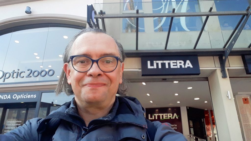 Philippe Meisburger devant la librairie Littéra - Rougier & Plé (21 mars 2026)