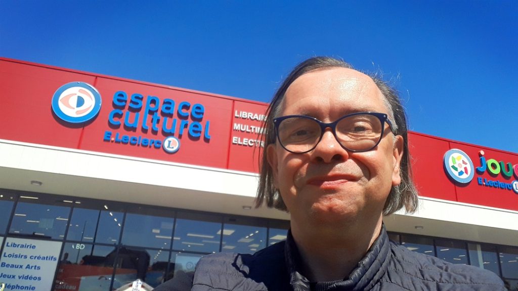 Philippe Meisburger sous le ciel bleu, devant l'Espace Culturel Leclerc d'Erstein, 25 avril 2026