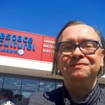 Philippe Meisburger sous le ciel bleu, devant l'Espace Culturel Leclerc d'Erstein, 25 avril 2026