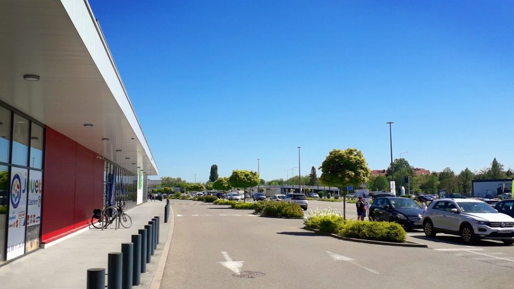 Un ciel d'Azur sur le parking de l'Espace Culturel Leclerc d'Erstein, le 25 avril 2026. Qui a envie d'aller faire ses courses sous un ciel pareil ?