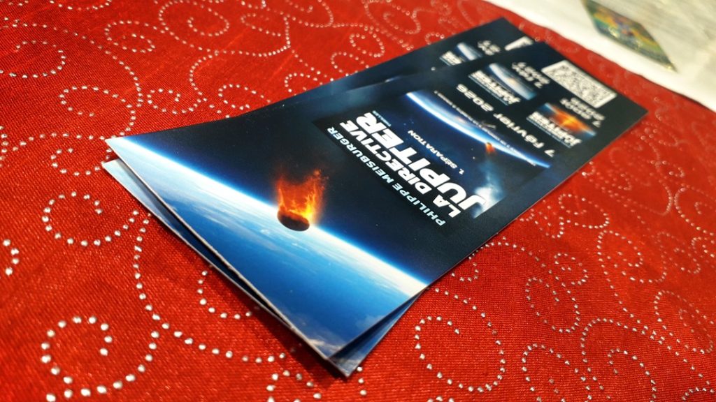 Mes marque-pages de "La directive Jupiter" sur la nappe rouge de ma table de dédicace à l'espace culturel du Leclerc d'Obernai