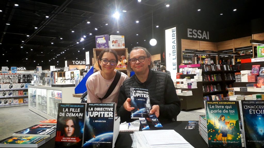 Audrey "Eolivres" et moi durant ma séance de dédicaces à l'Espace Culturel du Leclerc de Sélestat, 18 avril 2026 (Photo : Éoline R.)