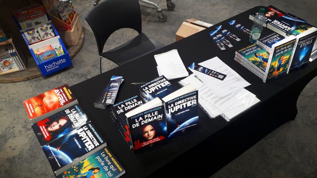 Ma table de dédicace avec mes marque-pages à l'Espace Culturel du Leclerc de Sélestat, le 18 avril 2026