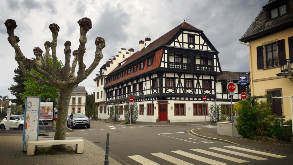 Un restaurant à l'architecture à colombage typique au coeur d'Obernai (Bas-Rhin, 11 avril 2026)