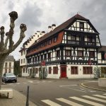 Un restaurant à l'architecture à colombage typique au coeur d'Obernai (Bas-Rhin, 11 avril 2026)