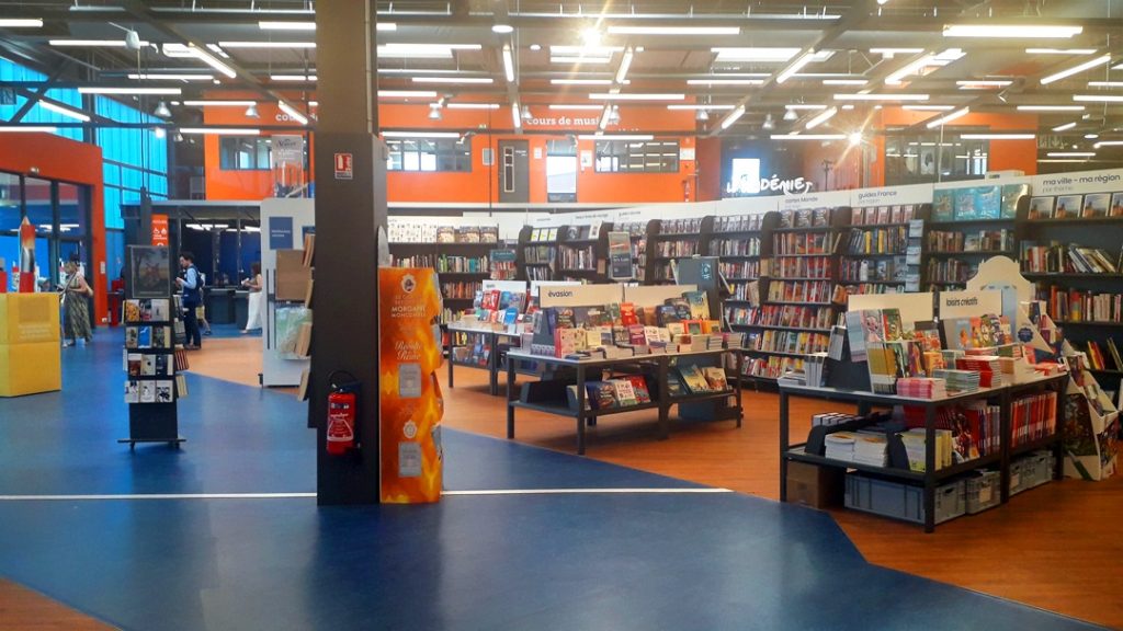 Les rayons de livres au Cultura de Geispolsheim au matin, avant l'arrivée du public, 2 mai 2026