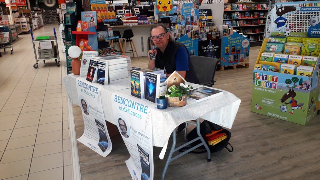 Philippe Meisburger en dédicace à l'Hyper U de Sierentz, 9 mai 2026 (photo : Fabien, libraire de l'Hyper U)