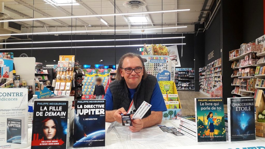 Philippe Meisburger en chasse à la lectrice. Photographie : Éoline R. (Hyper U de Sierentz, 9 mai 2026)