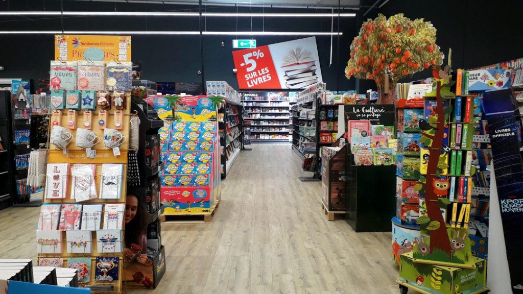 Une partie du rayon livre de l'Hyper U de Sierentz, 9 mai 2026, pendant les heures creuses de midi.
