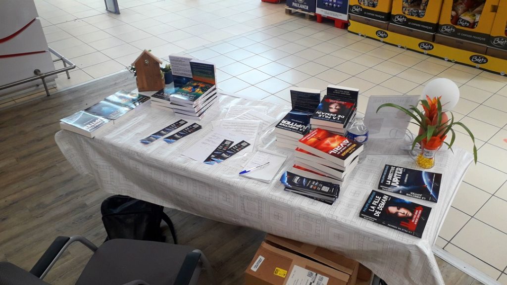 Ma table de dédicaces, à l'Hyper U de Sierentz (9 mai 2026)