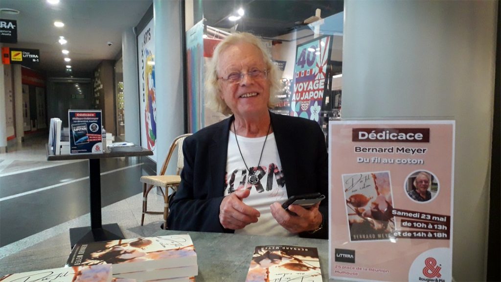 Bernard Meyer présentant la chronique de sa famille ("Du fil au coton") à la Réunion du livre 2026 (23 mai 2026)