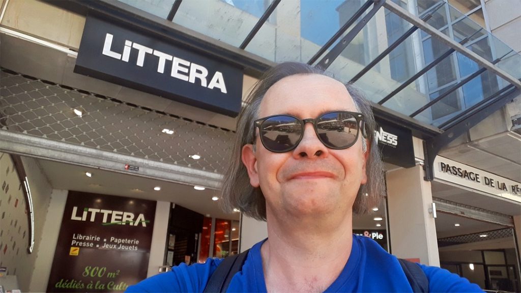 Philippe Meisburger devant l'entrée de la librairie Littera et du Passage de la Réunion, 22 mai 2026