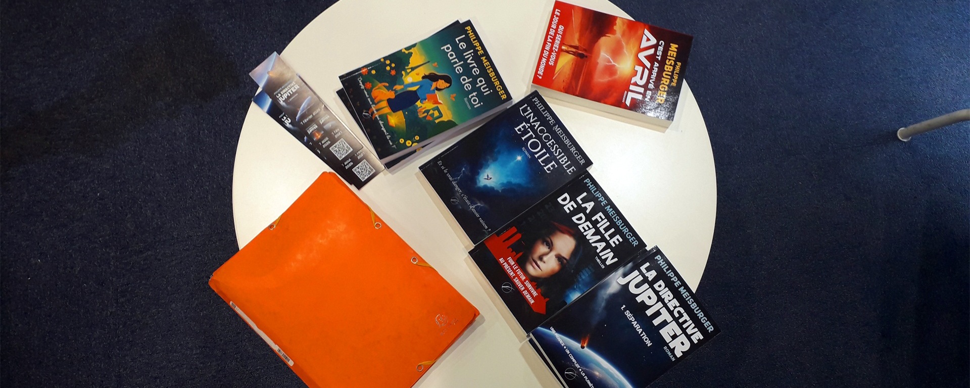 Les romans de Philippe Meisburger sur une table ronde